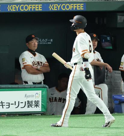 　１０回、代打・坂本が空振り三振に倒れ厳しい表情の阿部監督（撮影・金田祐二）