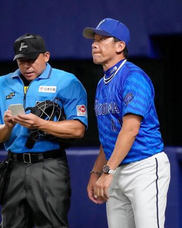 　７回の攻撃を終え、選手交代を告げる三浦監督