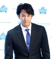 　ブルーネクタイで出席する藤浪