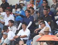 　視察する阪神・吉野スカウトら（撮影・佐々木彰尚）