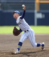 　６回１イニングに登板した健大高崎・佐藤龍月（撮影・佐々木彰尚）