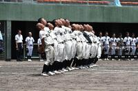 　校歌を歌う広島工ナイン