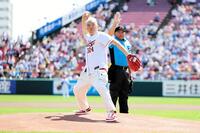 　始球式を務めたウド鈴木（楽天野球団提供）