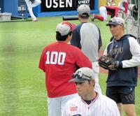 　広島スタッフや首脳陣からあいさつを受ける嶋ヘッドコーチ（右）