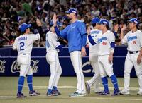 　７連勝し、喜ぶマラー（中央）ら中日ナイン
