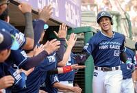 　６回、本塁打を放ちナインに迎えられる万波