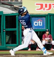 　６回、万波が左越えに本塁打を放つ