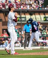 　３回、レイエス（奥）に本塁打を浴びた古謝