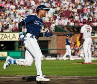 　７回、万波がこの試合２本目の本塁打を放ち塁間を走る。奥は打たれた宮森