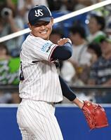 　７回を３安打無失点に抑え笑顔を見せる奥川（撮影・佐藤厚）