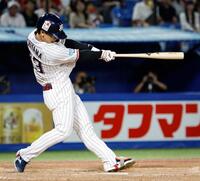 　５回、内山が左翼線に適時二塁打を放つ