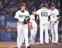 　ロッテ打線に捕まり６回途中で降板した先発・九里（手前）＝撮影・開出牧