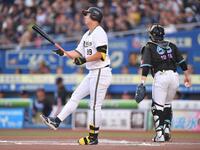 　１回、空振り三振に倒れた杉本。捕手・寺地（撮影・開出牧）