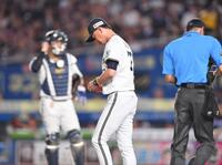 　６回、投手交代を告げた岸田監督（中央）＝撮影・開出牧