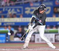 　５回、先制の右前適時打を放つ小川（撮影・開出牧）