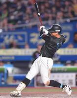 　５回、右越え二塁打を放つ上田（撮影・開出牧）