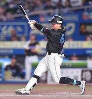 　５回、右前適時打を放つ寺地（撮影・開出牧）