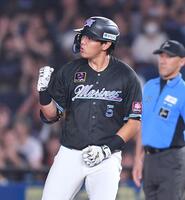 　５回、右前適時打を放ちガッツポーズを決める安田（撮影・開出牧）