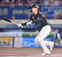 　６回、左前適時打を放つ小川（撮影・開出牧）