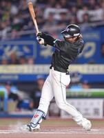 　６回、中越え適時二塁打を放つ藤原（撮影・開出牧）