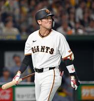 　１０回、空振り三振に倒れた代打・坂本