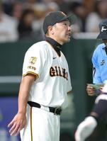 　９回、投手交代を告げる阿部監督（撮影・西岡正）