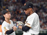 　山崎（左）とタッチを交わすマルティネス