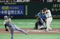 　１０回、空振り三振に倒れる代打・坂本（撮影・金田祐二）