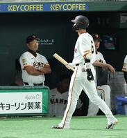 　１０回、代打・坂本が空振り三振に倒れ厳しい表情の阿部監督（撮影・金田祐二）