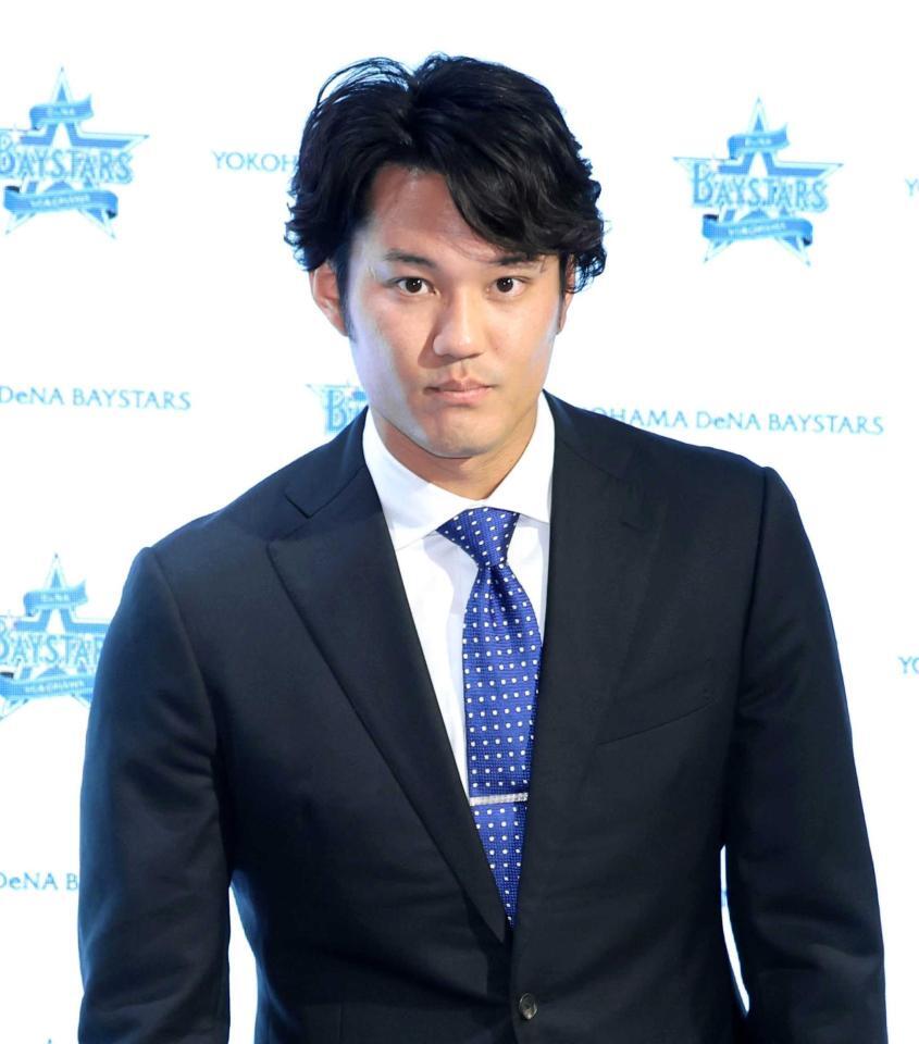 　ブルーネクタイで出席する藤浪