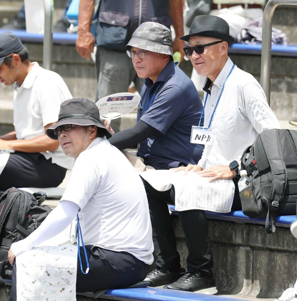 　視察する阪神のスカウトたち