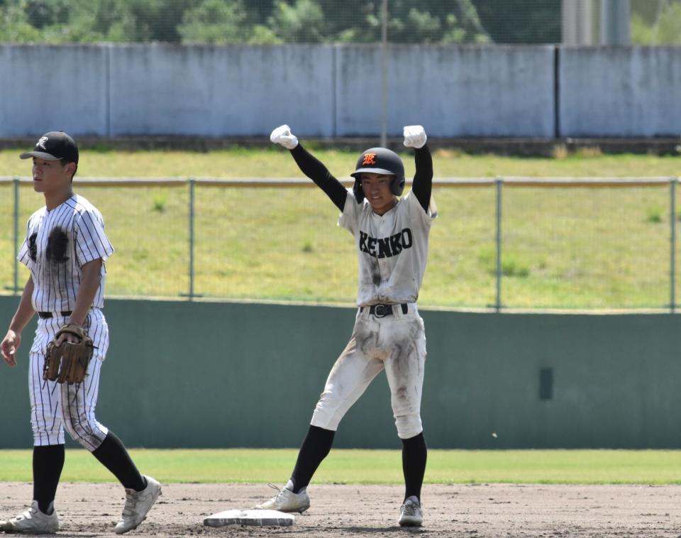 　４回、適時二塁打を放ちガッツポーズを見せる広島工・木村