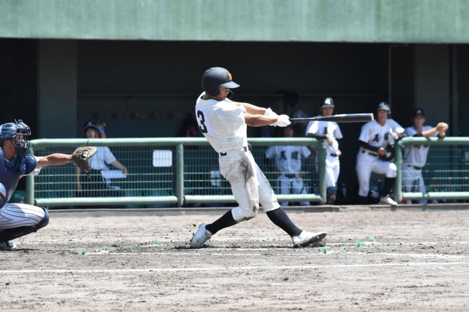 　８回、適時二塁打を放つ広島工・本多