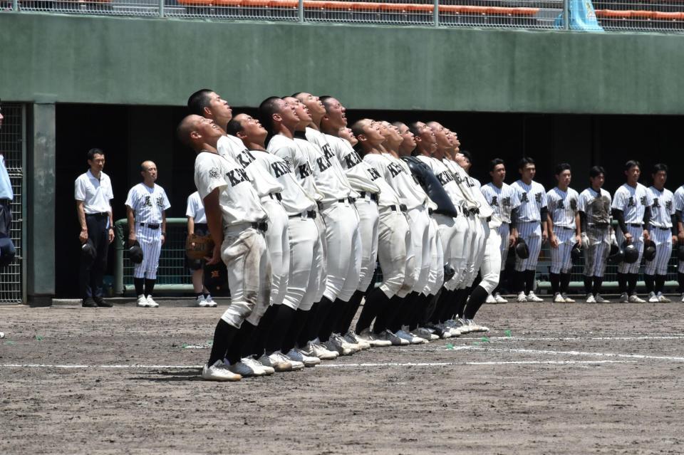 　校歌を歌う広島工ナイン