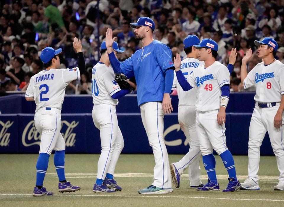 　７連勝し、喜ぶマラー（中央）ら中日ナイン