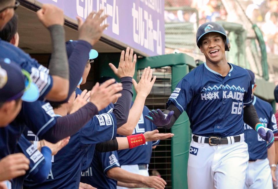 　６回、本塁打を放ちナインに迎えられる万波