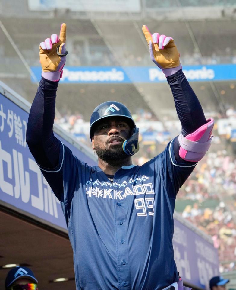 　３回、本塁打を放ちポーズを決めるレイエス