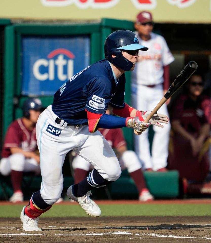 　６回、五十幡が右前に適時打を放つ