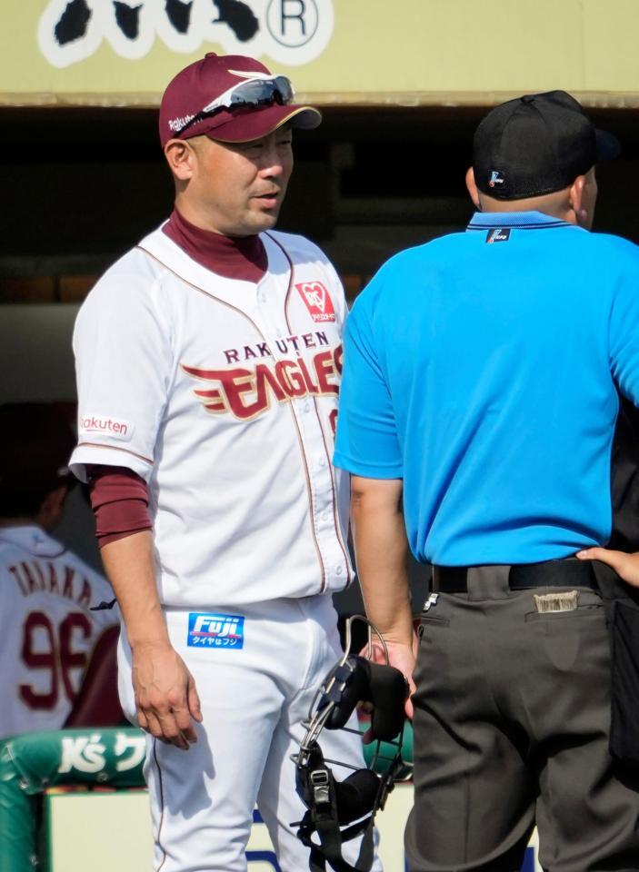 　５回途中、投手交代を告げる三木監督