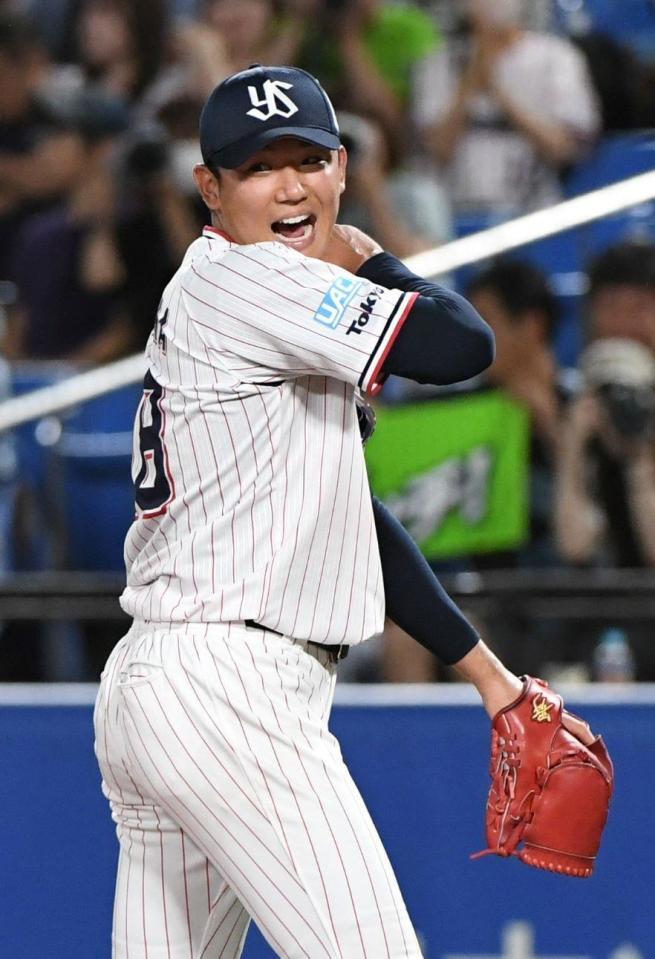 　７回を３安打無失点に抑え笑顔を見せる奥川（撮影・佐藤厚）