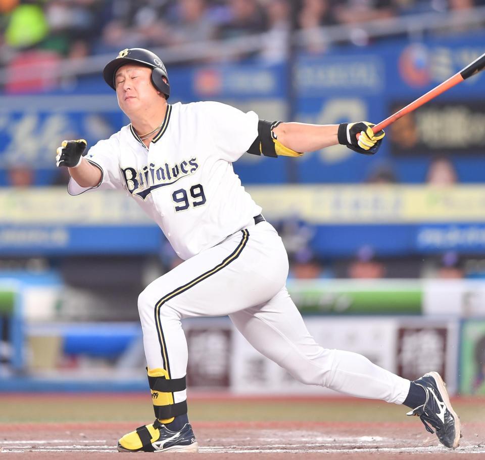 　３回、空振り三振に倒れる杉本（撮影・開出牧）