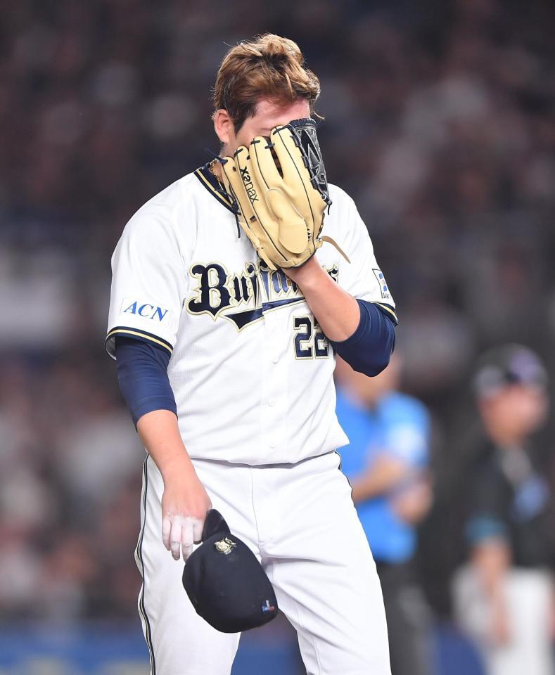 　５回にロッテ打線に捕まり３点を失いグラブで顔を覆う九里（撮影・開出牧）