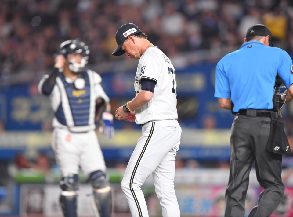 　６回、投手交代を告げた岸田監督（中央）＝撮影・開出牧