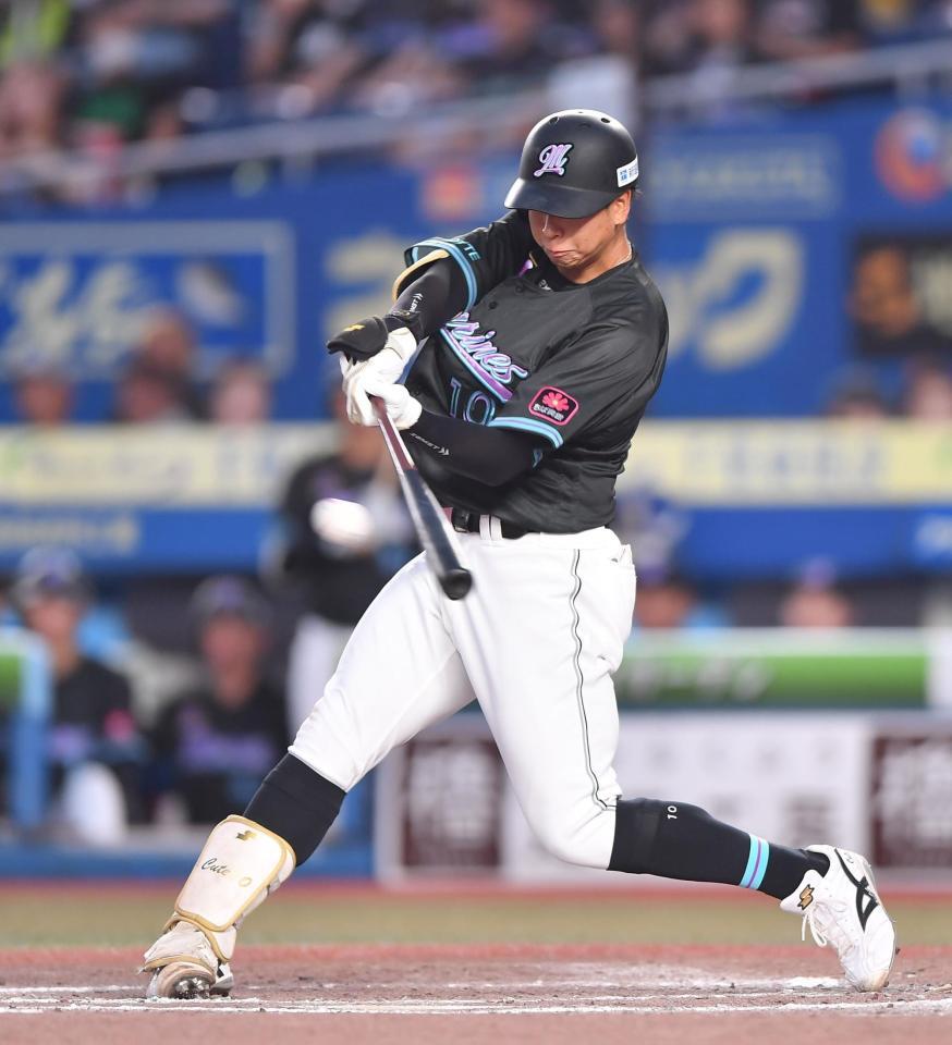 　３回、左前打を放つ上田（撮影・開出牧）