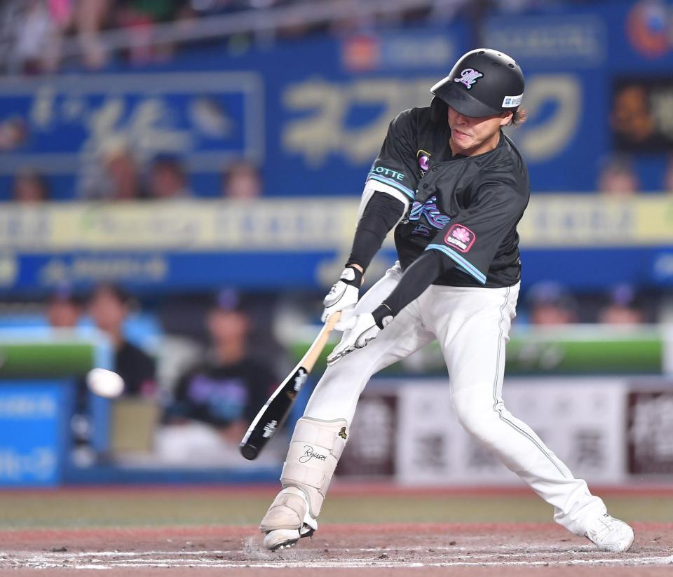 　５回、先制の右前適時打を放つ小川（撮影・開出牧）