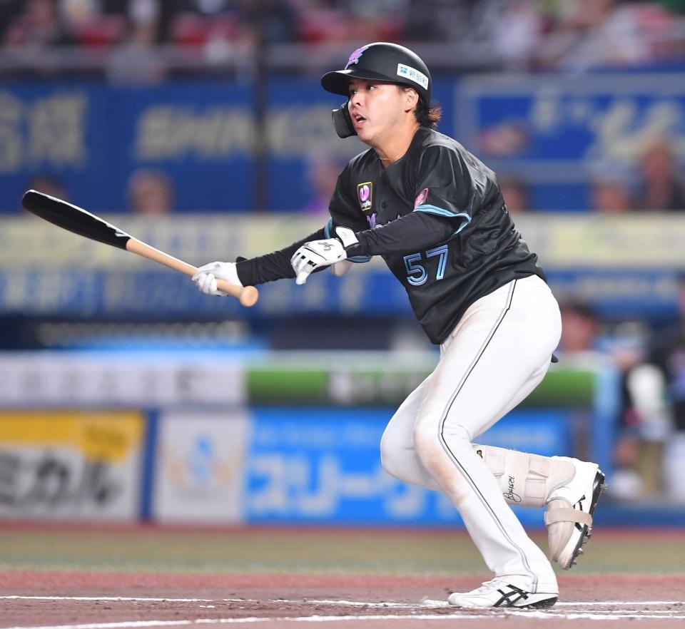 　６回、左前適時打を放つ小川（撮影・開出牧）