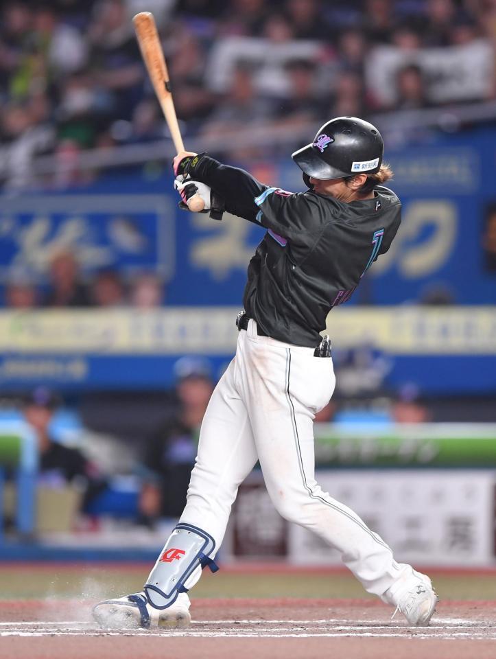 　６回、中越え適時二塁打を放つ藤原（撮影・開出牧）