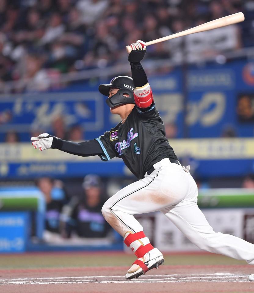 　７回、中越え適時二塁打を放つ西川（撮影・開出牧）