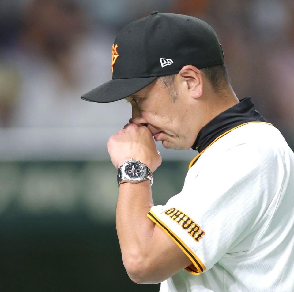 　１１回、投手交代を終えた後、悔しそうな表情を浮かべ、ベンチへ戻る阿部監督（撮影・西岡正）