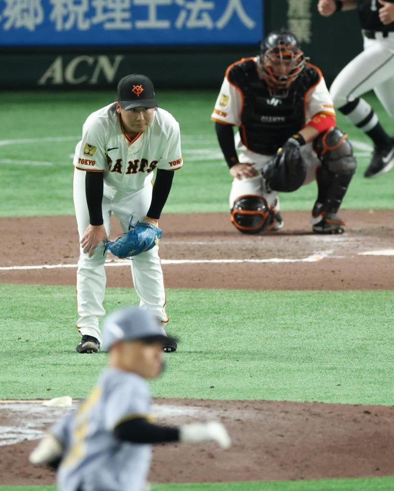 　１１回、坂本に２ランを浴びがっくりの船迫と甲斐（撮影・金田祐二）